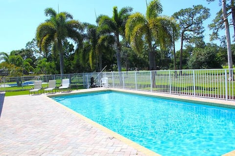 Golf course view & heated pool home in Lake Worth