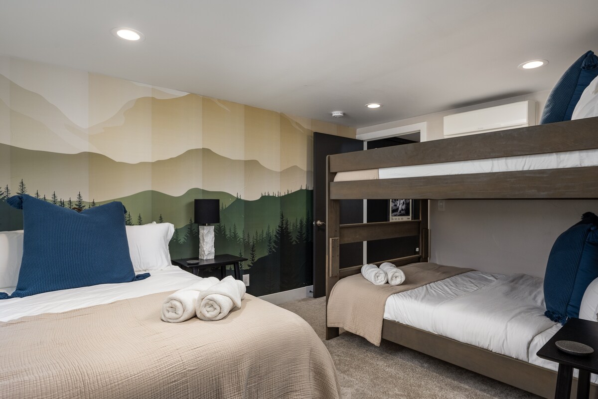 欢迎来到双层房！ 这间第三间卧室配有一张标准双人床和一张标准双人床，最多可容纳6位房客舒适入住，享受舒适安静的住宿体验。