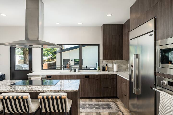 Luxury Home in Downtown DEN with Hot Tub & Sauna gallery image 4