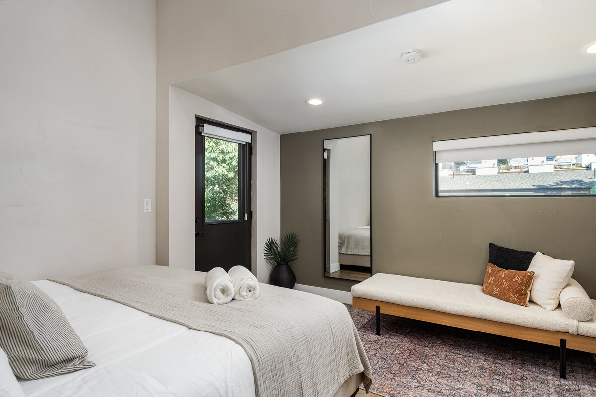 三楼的主套房1是一个奢华的度假屋，配备套内卫生间，卫生间设有双盥洗台、立式淋浴间和浸泡浴缸。 您可以在舒适的休息区的日光浴床上看书，放松身心，也可以在私人阳台上喝咖啡，开始新的一天