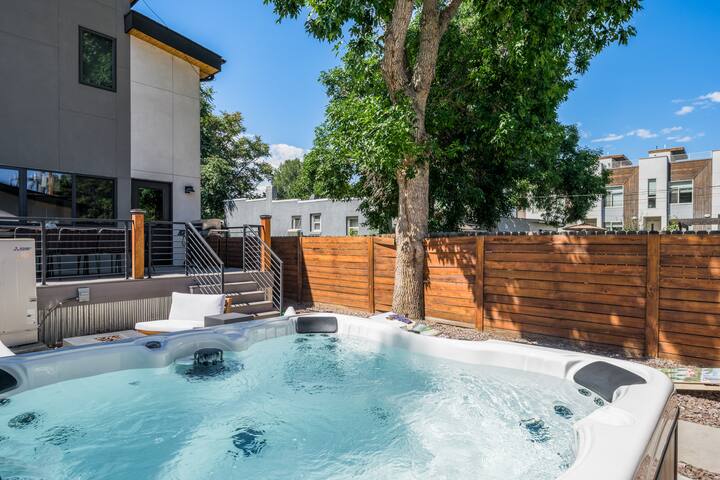 Luxury Home in Downtown DEN with Hot Tub & Sauna gallery image 5