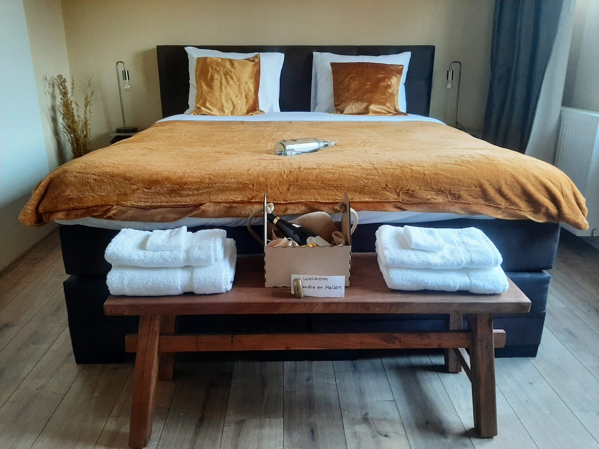 Chumba cha kulala cha Dhahabu kilicho na kitanda cha ukubwa wa kifalme. 