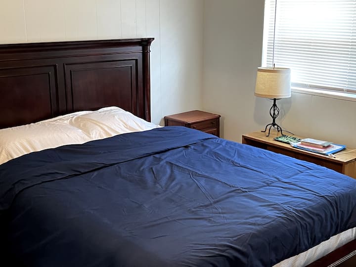 חדר שינה קווין עם שינה נוספת אפשרית בסלון ובחללים אחרים. אפשר לשלוח לנו הודעה לקבלת פרטים נוספים