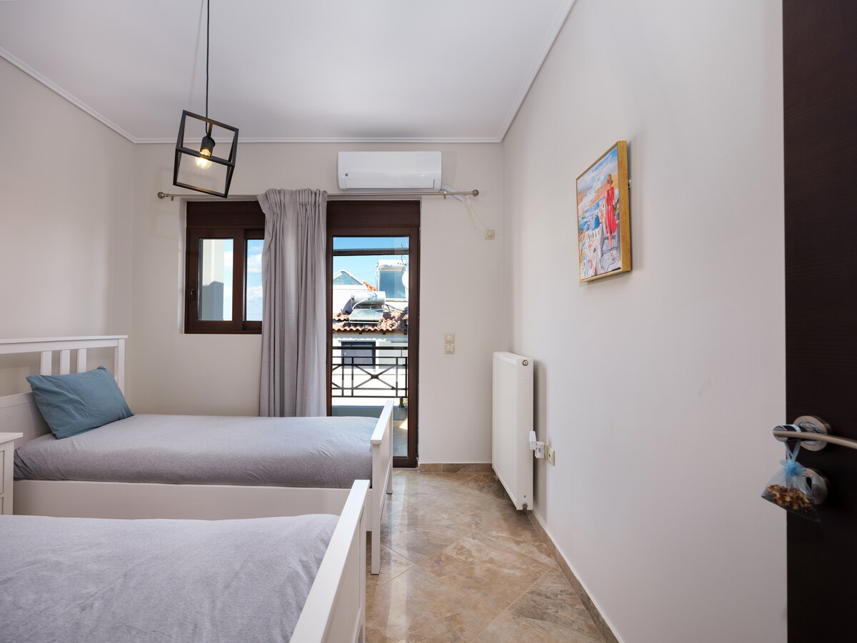 ห้องนอนชั้น 2 มีเตียงเดี่ยว 2 เตียงวิวสวน