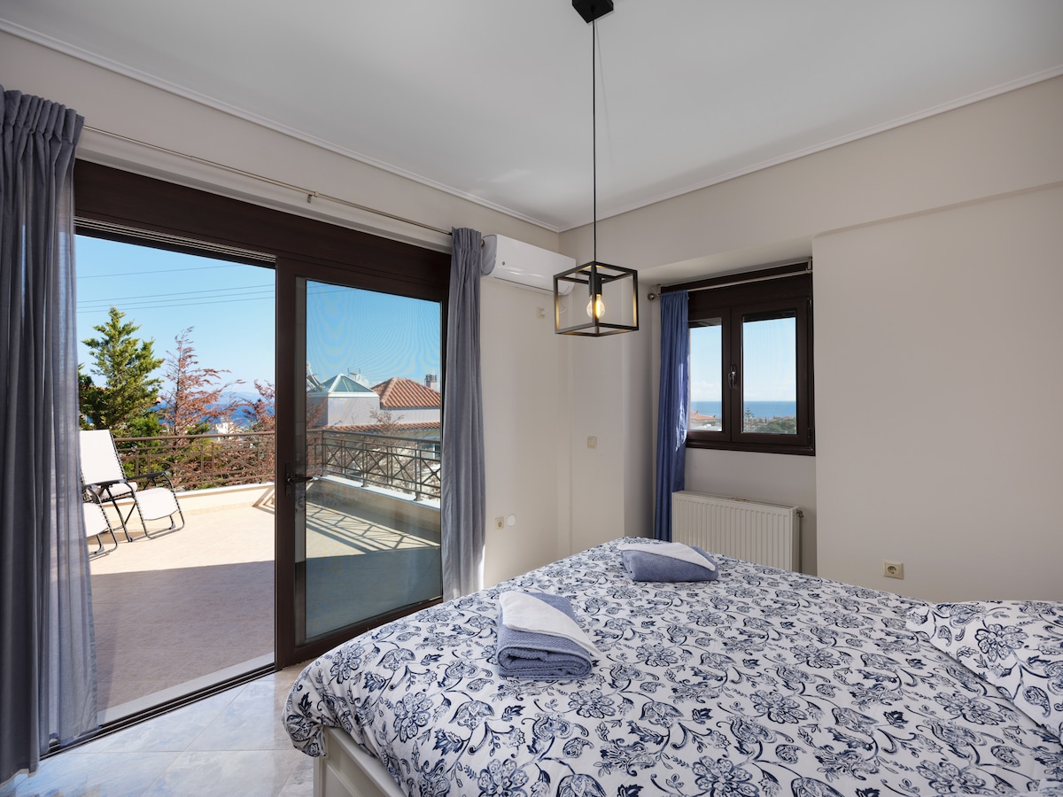 ห้องนอนใหญ่ชั้น 2 พร้อมวิวทะเลและพื้นที่นั่งเล่นอาบแดด