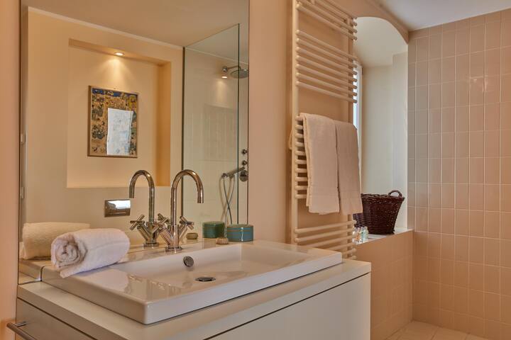 Joachim.8 by Suite.030 gallery image 4