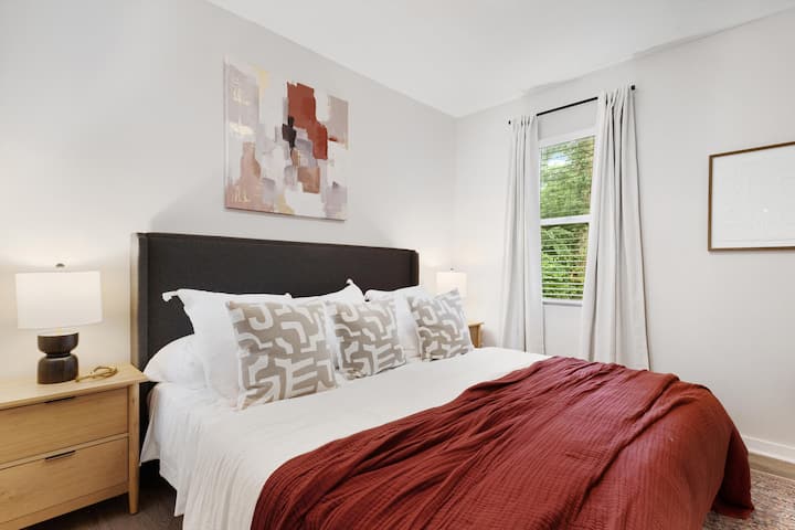 Questa confortevole camera da letto king-size si trova al piano principale ed è perfetta per una notte di sonno accogliente.