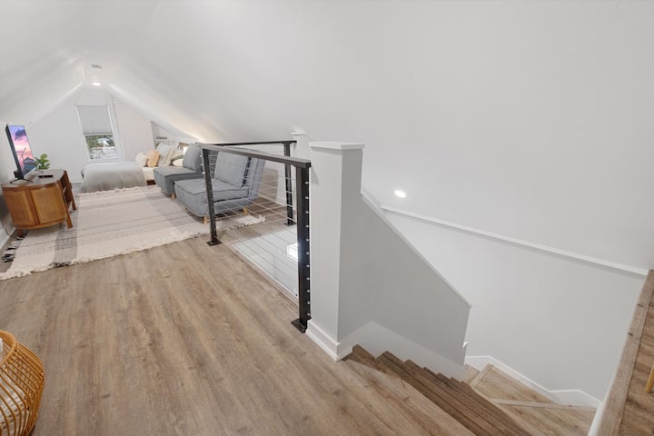 Oltre al primo e al secondo piano, c'è un bellissimo loft che funge da terzo piano.