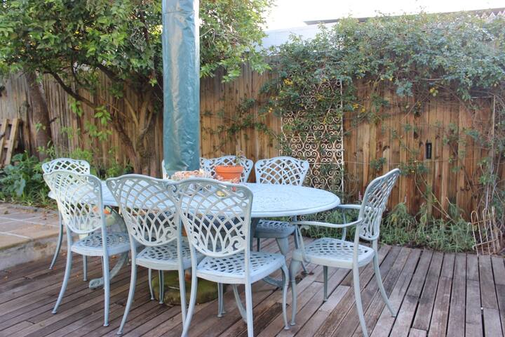 Comfortable, Stylish, Claremont home with Pool gallery image 3