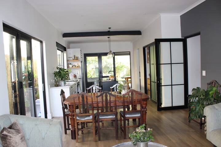 Comfortable, Stylish, Claremont home with Pool gallery image 2