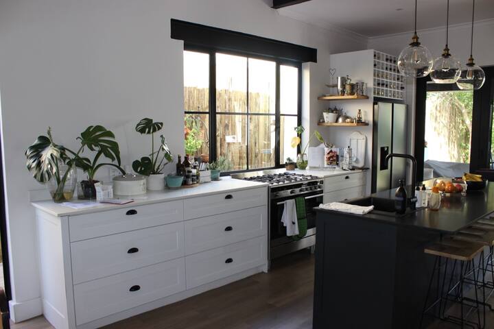 Comfortable, Stylish, Claremont home with Pool gallery image 4