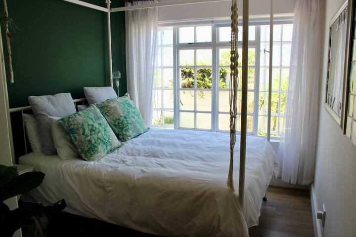 Comfortable, Stylish, Claremont home with Pool gallery image 5