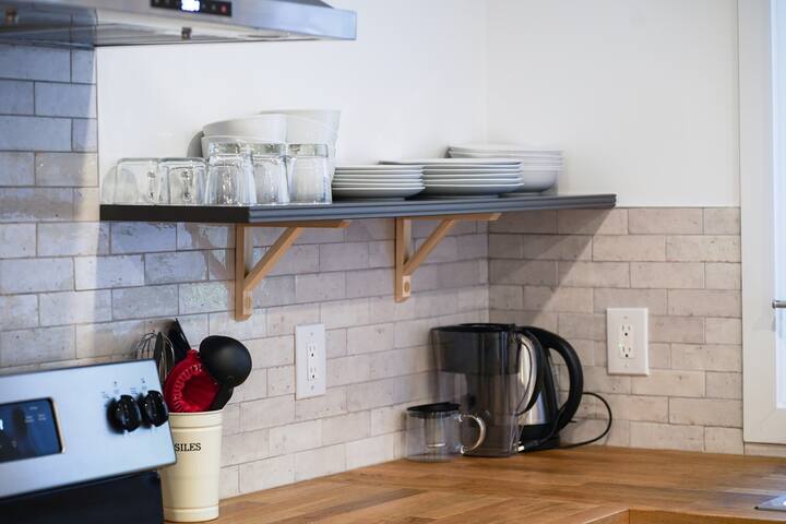 Hidden GEM MTL | Free Parking | Metro gallery image 5