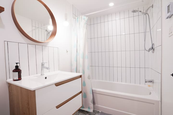 Hidden GEM MTL | Free Parking | Metro gallery image 4