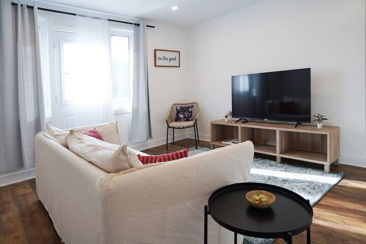 Hidden GEM MTL | Free Parking | Metro gallery image 2