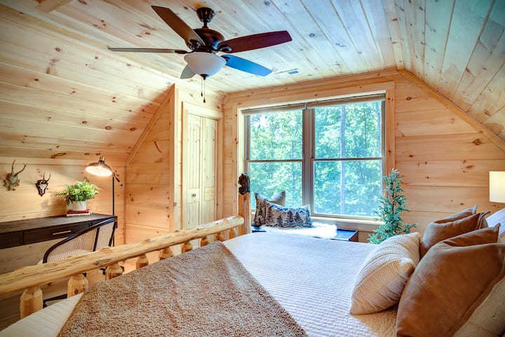 Upper level, king bedroom