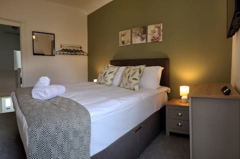 4 Bed • Parking • Close to M4 – Ideal for Work