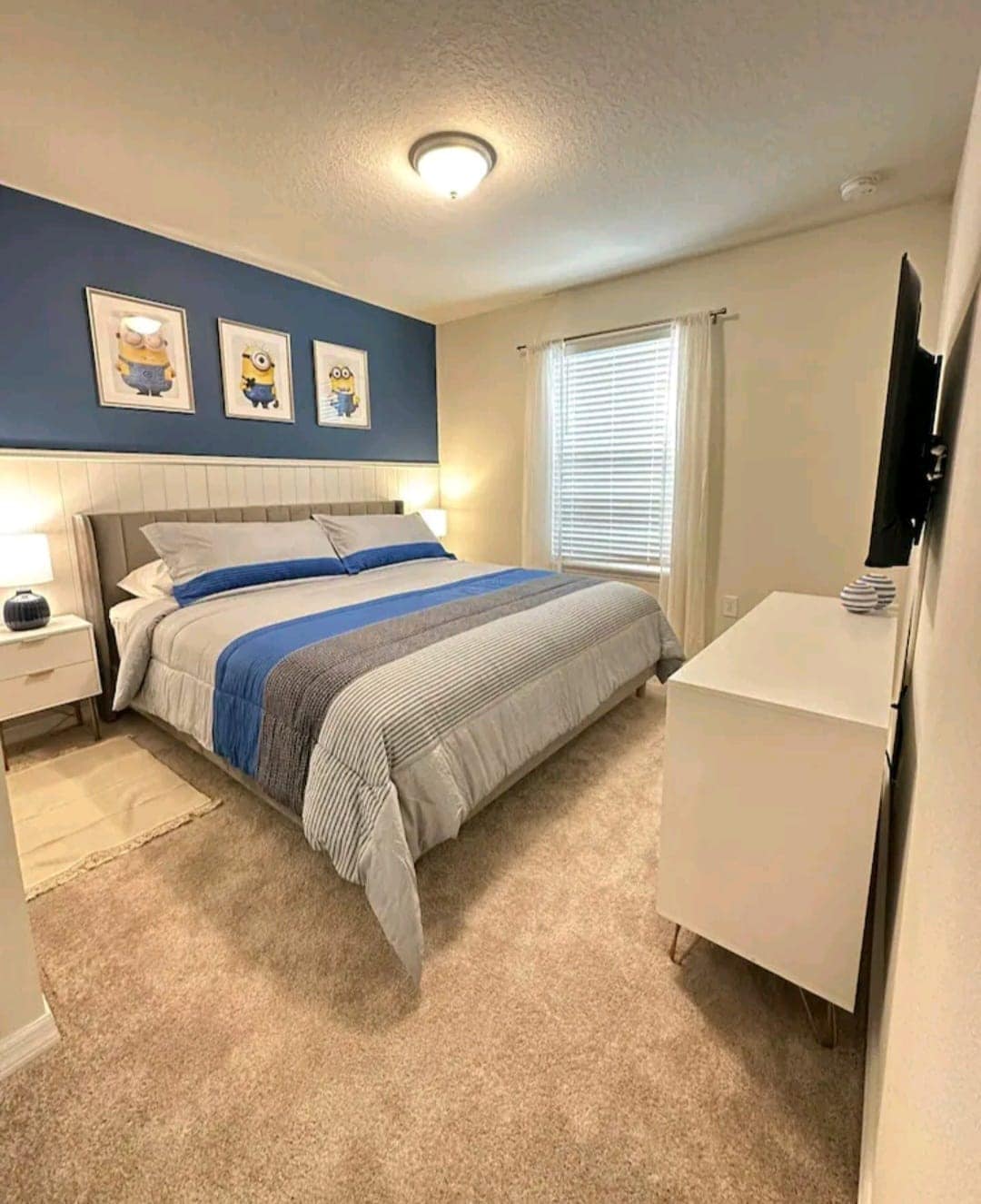 Minions King Room with bathroom /Minions room with king bed and built-in bathroom