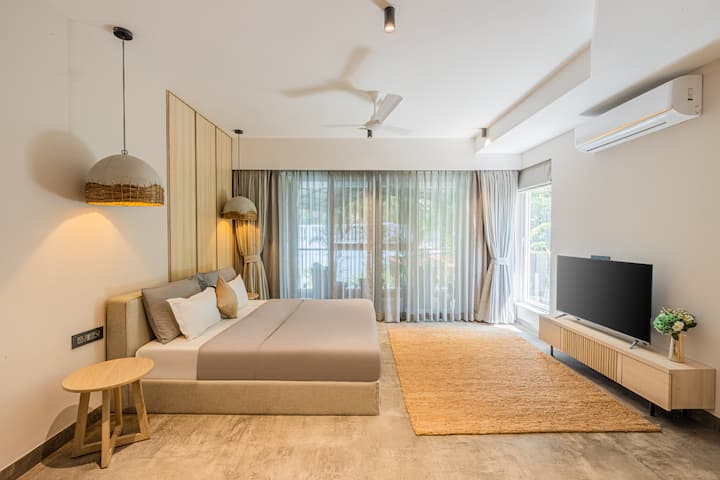 Luxurious Bedroom with Premium Linens, Cozy Bed, and Smart TV.
