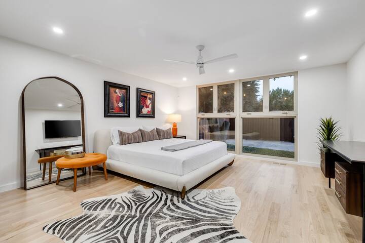 Mid-Century Oasis gallery image 4