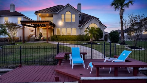 Stunning lakefront property in Cypress