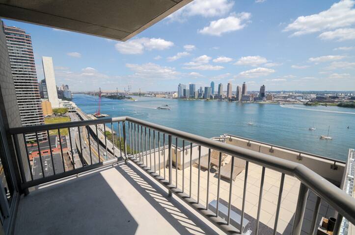 3BR Apartment w/ East River View near NYU Medical gallery image 2