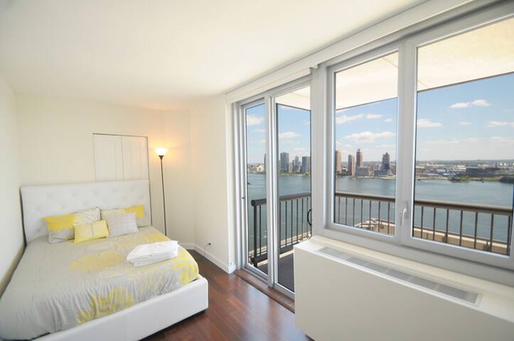 3BR Apartment w/ East River View near NYU Medical