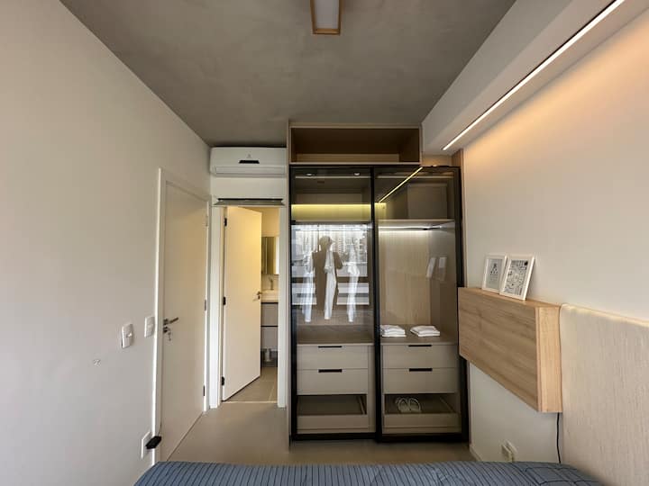 Armario moderno con cajón y espacio para colgar 