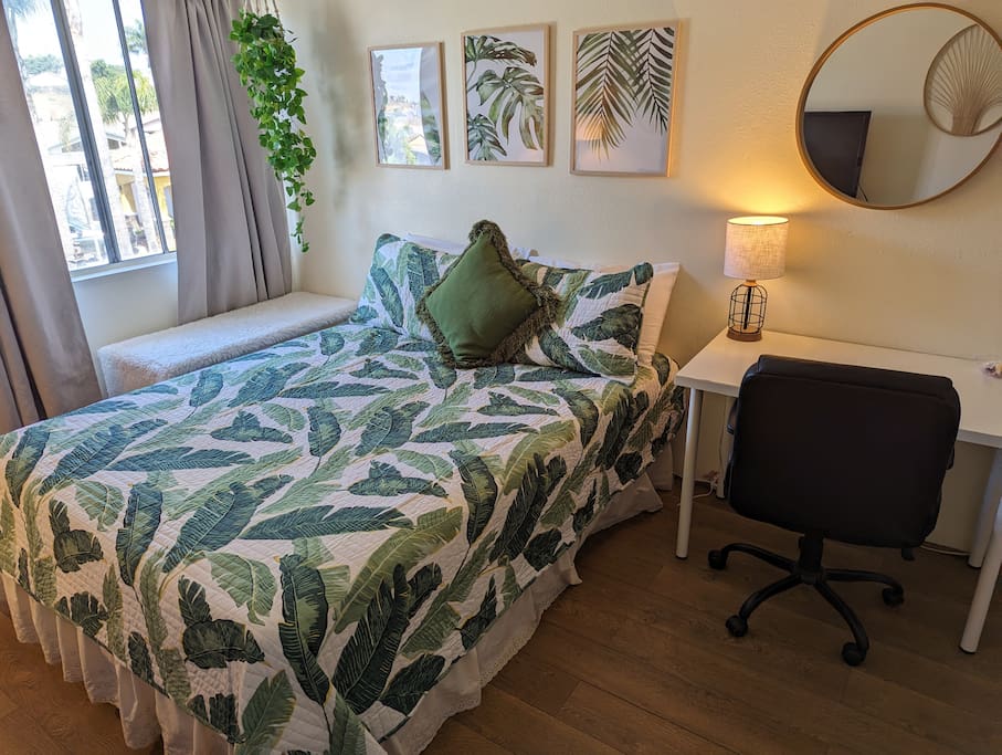 The Tropical Room Private Bedroom in S. San Diego