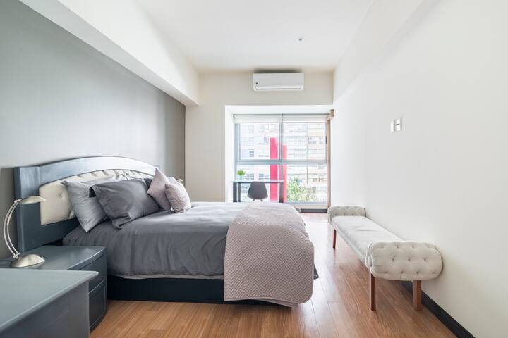 Amazing 3Bdr 3Bth, A/C, great location gallery image 2