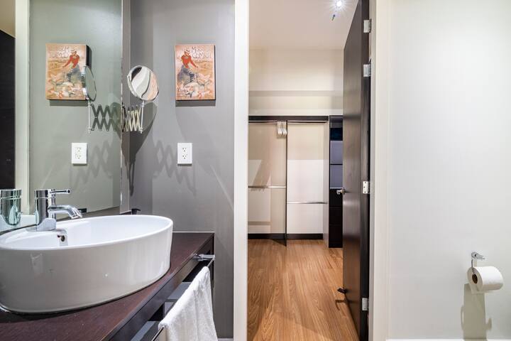 Amazing 3Bdr 3Bth, A/C, great location gallery image 5