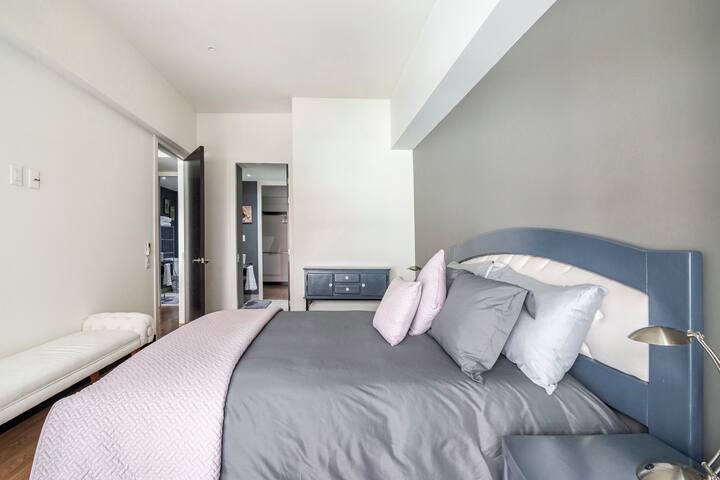 Amazing 3Bdr 3Bth, A/C, great location gallery image 3