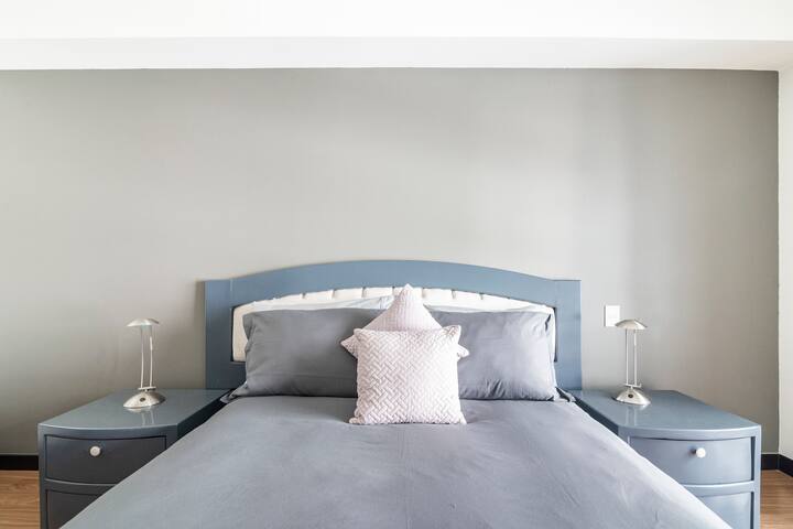 Amazing 3Bdr 3Bth, A/C, great location gallery image 4