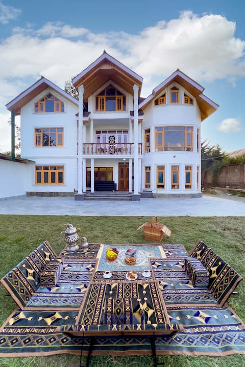 StayVista – Buhayra | 4BR Dal Lake & Hill Views