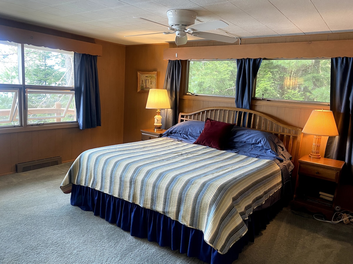 Главна спална соба со поглед на езеро