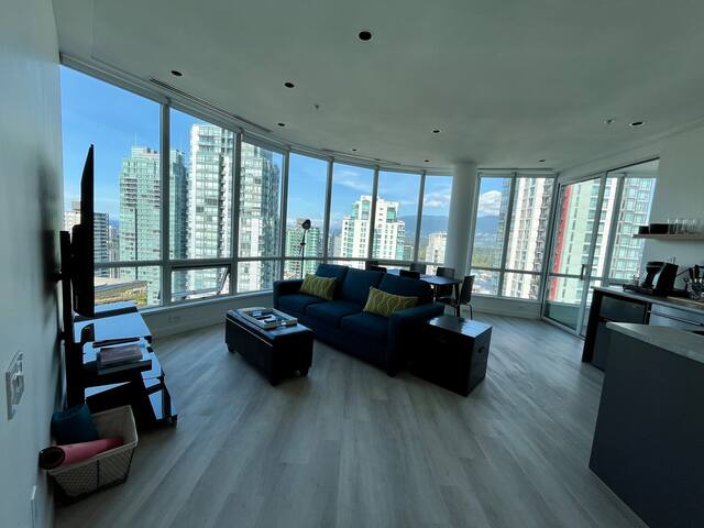 DT GEM! Central and Spacious Penthouse with Views gallery image 2