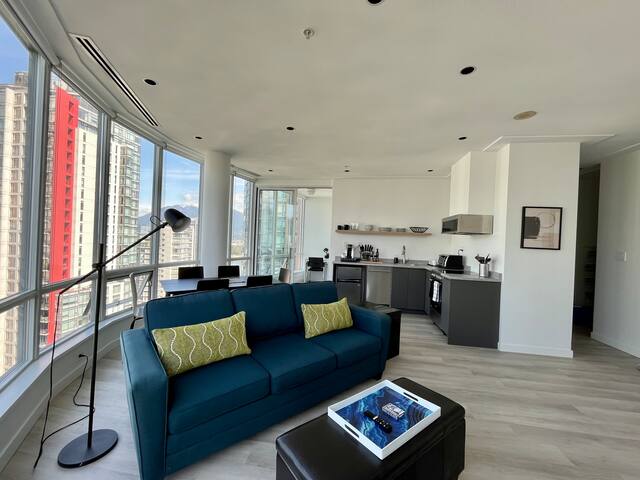 DT GEM! Central and Spacious Penthouse with Views gallery image 3
