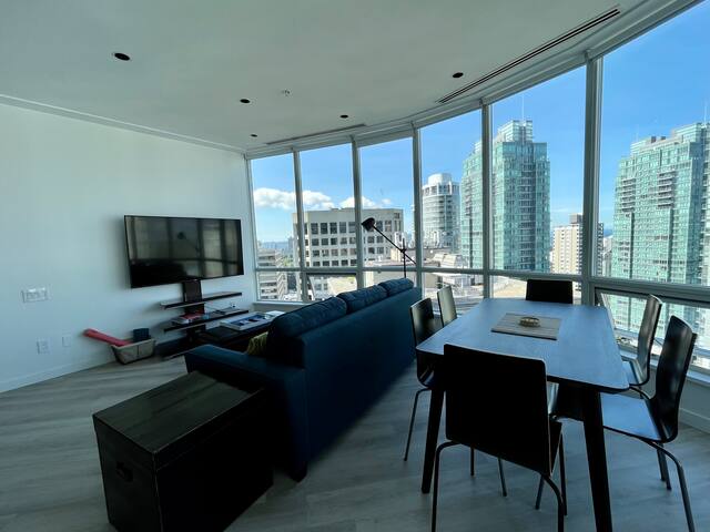 DT GEM! Central and Spacious Penthouse with Views gallery image 4
