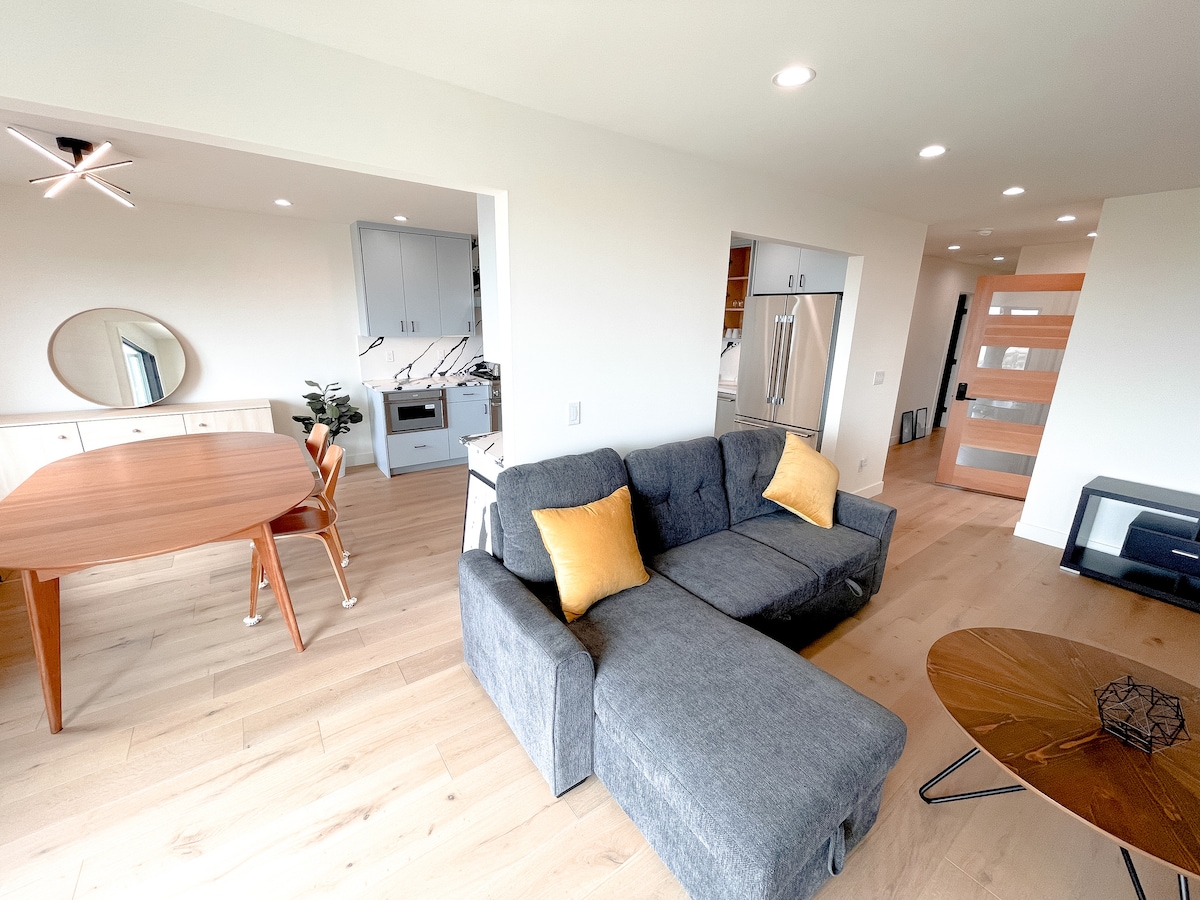Top performing Airbnb: Hosted Top Floor Luxury Beachfront Apartment in Outer Parkside