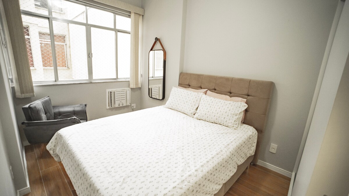 ห้องพักเงียบสงบมีแสงธรรมชาติตู้เสื้อผ้าที่วางแผนไว้เครื่องปรับอากาศและเตียงนอนสบายๆ