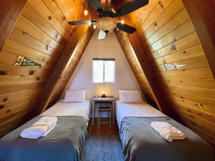 На горниот кат има навистина удобно катче со вибрации во кампот. Има доволно простор за распространување и плакар за работите да бидат уредни.