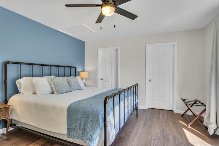 MASTER BEDROOM WITH KING BED