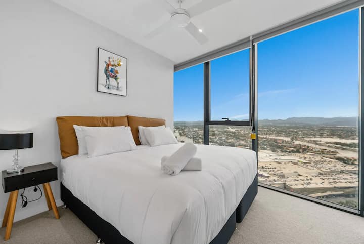 El dormitorio cuenta con una cama tamaño king con cremallera, que puede dividirse en dos camas individuales tamaño king. 