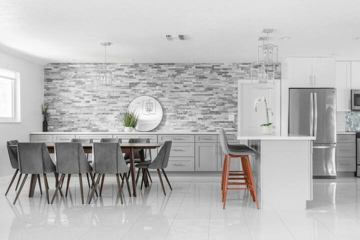 Modern luxury home, heated pool & pool table gallery image 4