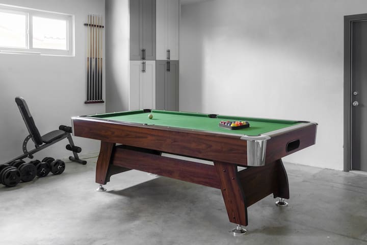 Modern luxury home, heated pool & pool table gallery image 2