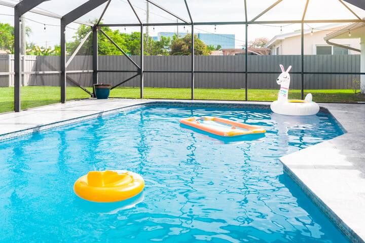 Modern luxury home, heated pool & pool table gallery image 5