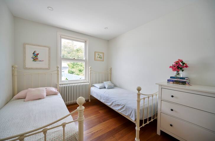 4 bedroom family beach house, Manly gallery image 5