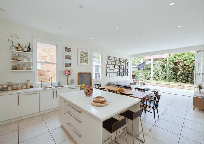 4 bedroom family beach house, Manly