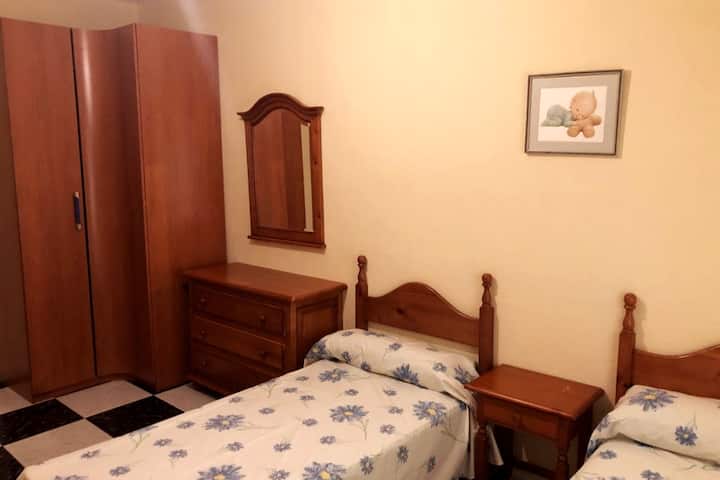 Трета СПАЛНЯ (2 единични легла)