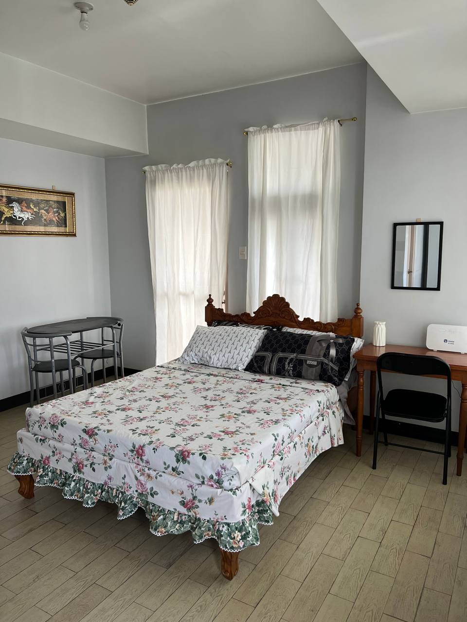 غرفة النوم الرئيسية
يوجد مدخل الشرفة في غرفة النوم هذه
مع مرحاض وحمام داخل غرفة النوم هذه
مكيف الهواء